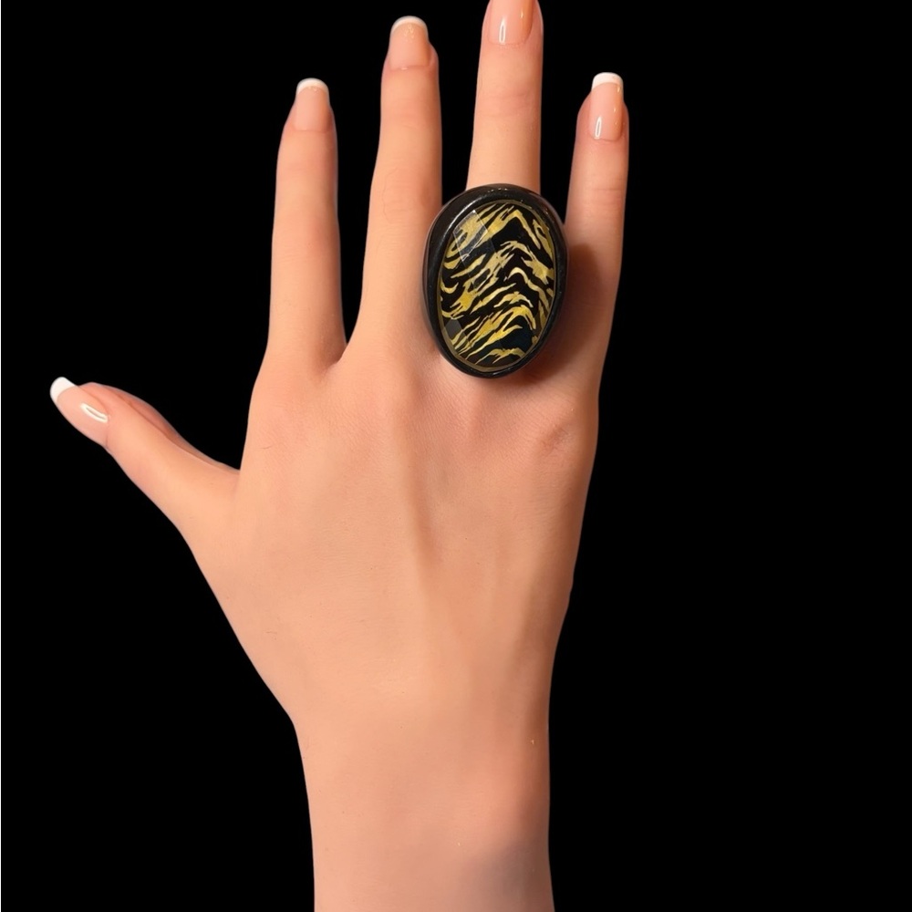 Vintage Women’s Chunky Animal Print Y2K statement Ring. Sz 5
BUY 2 GET 1 FREE!!